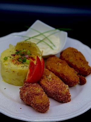 Borjúláb rántva hagymás törtburgonyával (Fried calf's feet with onion potatoes)