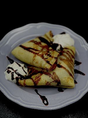 Fagyis palacsinta csokiöntettel (Pancakes with ice cream and chocolate sauce)