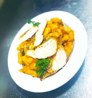 23. Grillezett rozmaringos csirkemell gombás gnocchival ( Chicken breast with rosemary, creamy mushrooms and gnocchi)