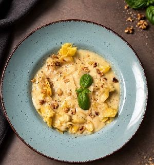 63.Körtés, sajtos tésztabatyu pirított dióval,sajtmártással (pear and cheese pasta Pouches with toasted walnuts)