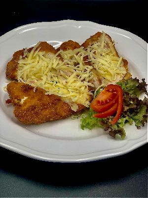 Pulykamell cordon bleu (Fried turkeybreast stuffed with ham and cheese)
