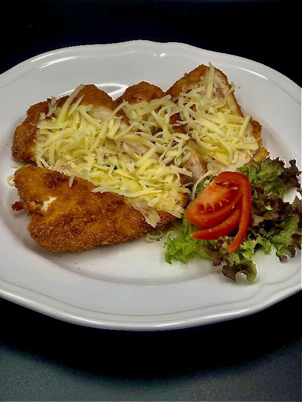 16. Pulykamell cordon bleu (Fried turkeybreast stuffed with ham and cheese)