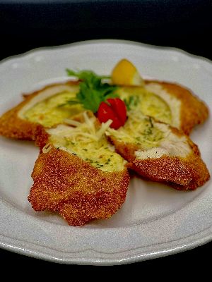 Kijevi csirkemell (fűszervajjal, sajttal töltve) (Fried chickenbreast stuffed with butter and cheese)