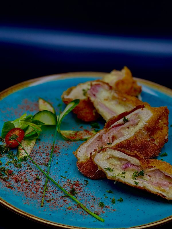 21. Alexander csirkemell (baconnel, füstölt sajttal töltve) (Fried chickenbreast stuffed with bacon and smoked cheese)