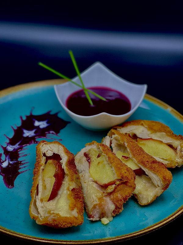 22. Almával, füstölt sajttal töltött csirkemell, áfonya öntet (Fried chickenbreast stuffed with smoked cheese, apple)