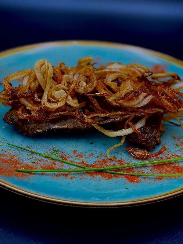 32. Hagymás rostélyos (Rib with fried onions)
