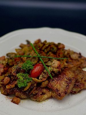 Bicskás pecsenye (szalonnás, gombás raguval) (Roasted pork chop with mushrooms and bacon) 