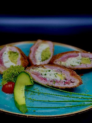 40. Jani kedvence (brokkolival, baconnal, fetasajttal töltve) (Fried pork chop stuffed with broccoli, bacon, feta)