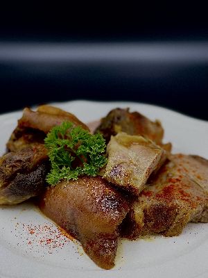 Fokhagymás egész csülök sütve (szeletelve, tormával) (Roasted knockle of pork with garlic)