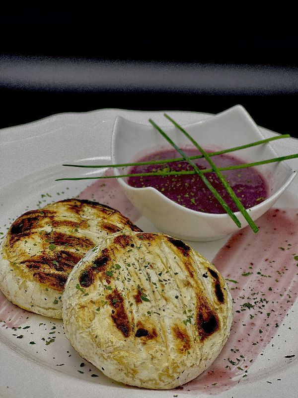 48. Grillezett camambert áfonyamártással (Grilled camembert with cranberry sauce)