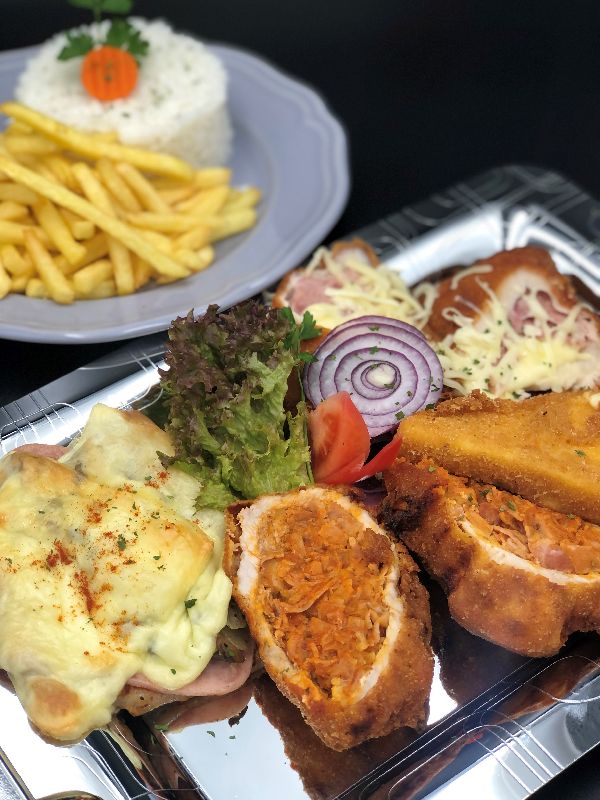 68. 2 személyes gambrinus tál vegyeskörettel (2 pers) (pulykamell Cordon Bleu, őrségi töltött borda,  csirkemell baconnel, tejföllel és sajttal sütve, rántott sajt, vegyes köret)