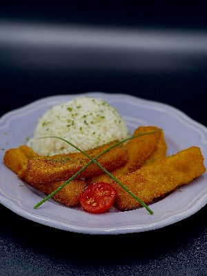 Rántott halrudacskák rizzsel (1/2 fried fish fingers with rice)